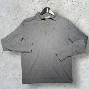 Luca Faloni Cashmere Polo  - Ljusblå kashmirpolotröja från det italienska märket Luca Faloni, tröjan är i 100% cashmere och storlek XS men passar S. Fint skick! Något nopprig men går att fixa med kashmirkam