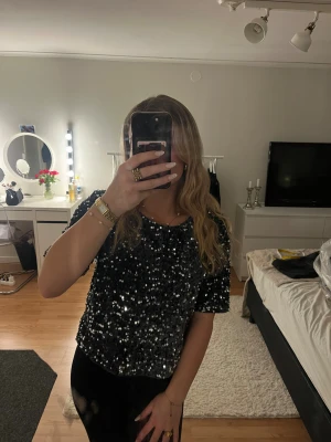 Glittrig tröja! - Jätte fin till nyår eller julafton! Tröjan är använd endast 1 gång💕