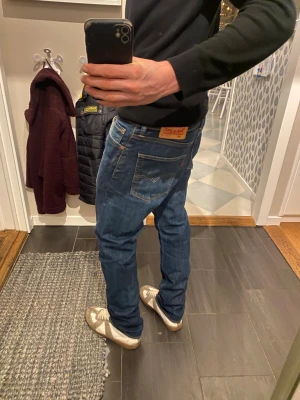 Archive Levi’s jenas  - Säljer ett par riktigt snygga Levi’s jeans. De har rak passform och lägger sig över skorna vilket är najs. Storlek 32/32 men passar lite mindre i midja egentligen. Skriv vid frågor eller kom med bud!