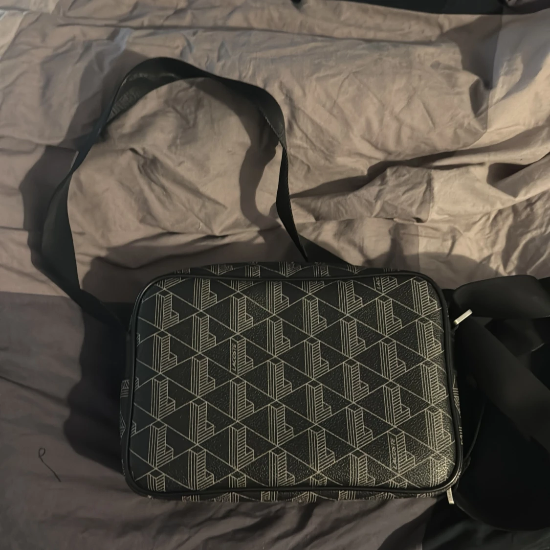 Svart axelväska från Lacoste med mönster - 1