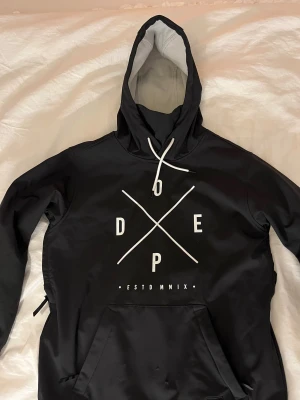Dope jacka - Säljer denna skitsnygga skidjacka/hoodie från Dope. Den är nästan oanvänd, använde den några få dagar på en skidsemester. Den är i superbra skick o riktigt snygg. Hör av er om ni har frågor! 🩷
