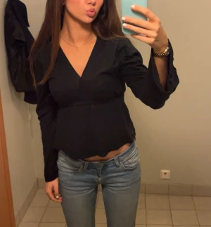 Ljusblå Levis 501 jeans midwaist - Säljer en blus med v-ringning, vida armar och med knytning där bak! 🩷