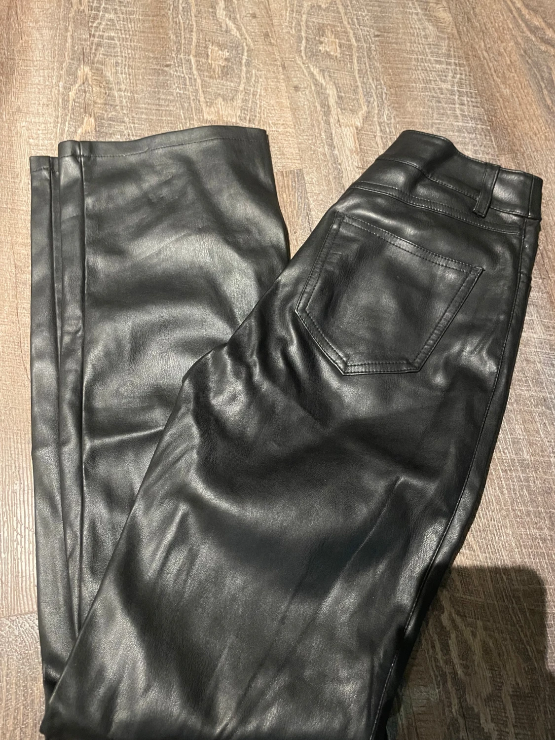 Svarta skinnbyxor från Bik Bok, strl 34