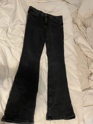 Svarta bootcut jeans från Zara - Säljer ett par svarta jeans från Zara i storlek EUR 40. Modellen har klassisk femficksdesign och bootcut-ben som ger en snygg siluett. Jeansen är tillverkade i ett stretchigt bomullsmaterial för skön passform och har normal midja.
