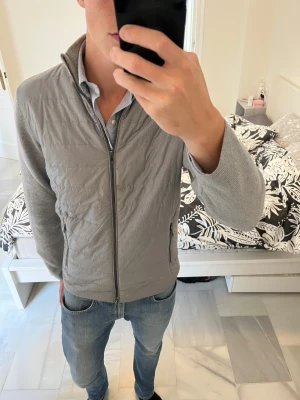 Grå cardigan jacka från Massimo Dutti - Riktig fet grå Massimo Dutti cardigan jacka i storleken L i nyskick. (Liten fläck mitt på magen)                                                    —————————————————————————                                                               📐| Storlek: L                                                           👕| Märke: Massimo Dutti                                      🔎 | Skick: 9/10 (har dock en liten fläck mitt på)                                     ✍🏻 | Skriv om du har några frågor