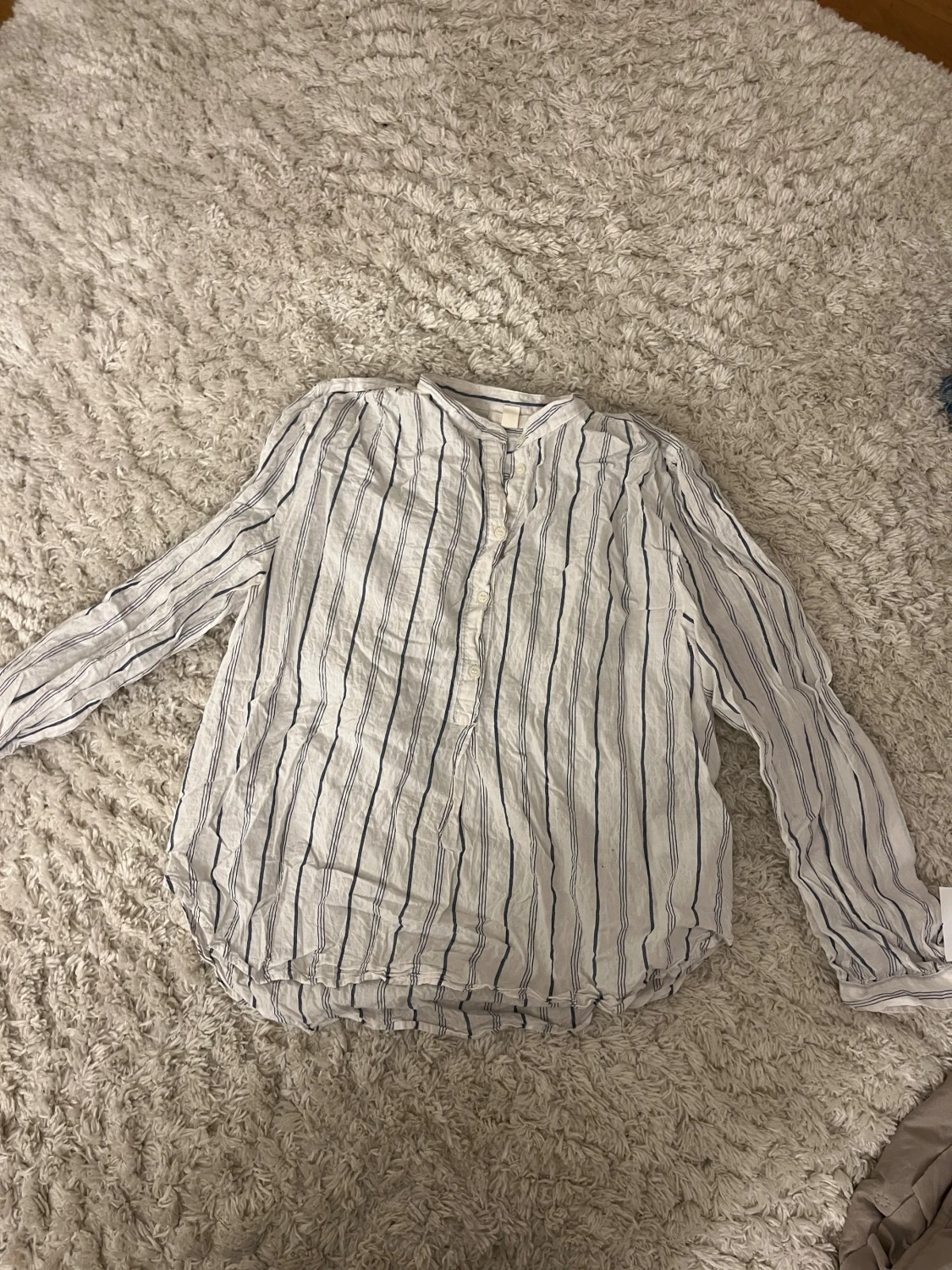 Vit blå randig blus