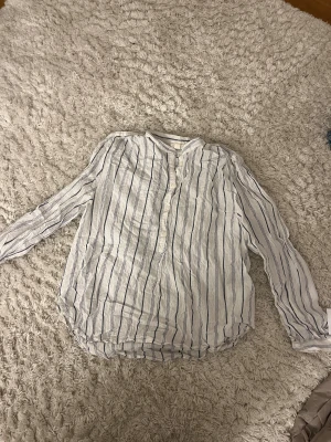 Vit blå randig blus - Jätte fin vit blå randning blus. Den är i bra skick och har bara använt den ett få tal gånger