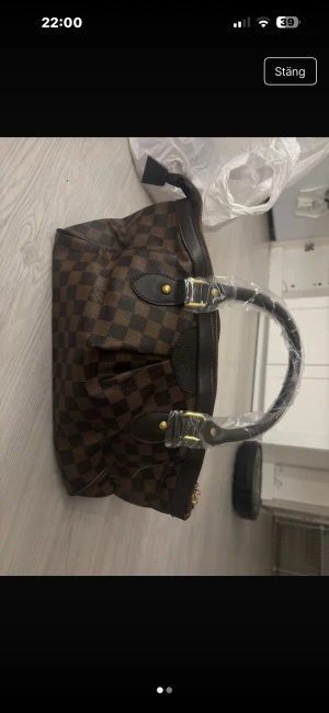 Väska  - Snygg handväska som ej har använts .