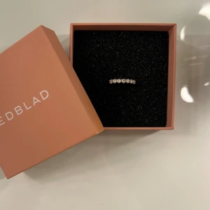 Edblad ring- stapelring - Jättefin ring från Edblad, stapelbar, men kan använda ensam också! Aldrig använd, storlek 16.8💕köptes för 400kr