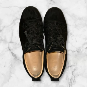 Svarta Louboutins - Har använt detta par en del men dags att sälja eftersom jag ska flytta.