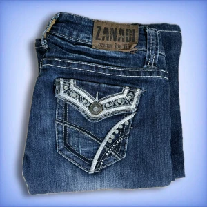 Zanadi bootcut jeans - Ett par snygga Zanadi bootcut, lågmidjade jeans i ett fint skick! Midjemått tvärs över: 37cm Innerben: 71cm💙 (uppsydda)
