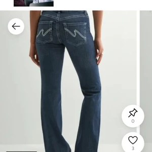 Nelly bootcut jeans med broderade fickor - Snygga mörkblå bootcut jeans från Nelly storlek 34
