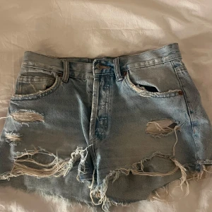 Ljusblå  jeansshorts - Säljer ett par ljusblå jeansshorts.Perfekta för sommaren och festivaler🌸🥂🩷
