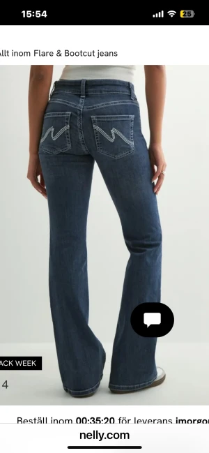 Blå bootcut jeans - Snygga blå bootcut jeans med coolt vitt broderi på bakfickorna. Perfekt passform med lite utsvängda ben och normal midja. Materialet är slitstarkt jeans. Storlek 32.