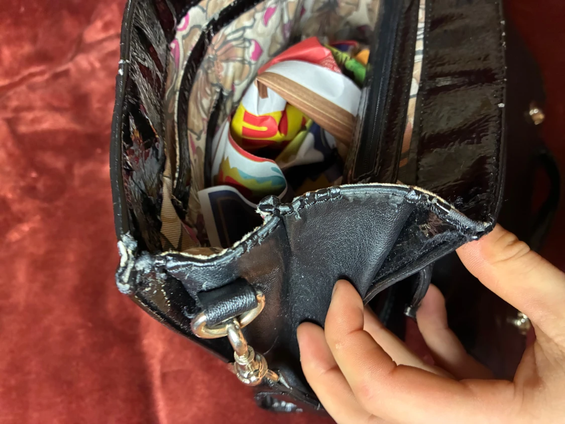 Svart handväska från Guess i skinn - 4