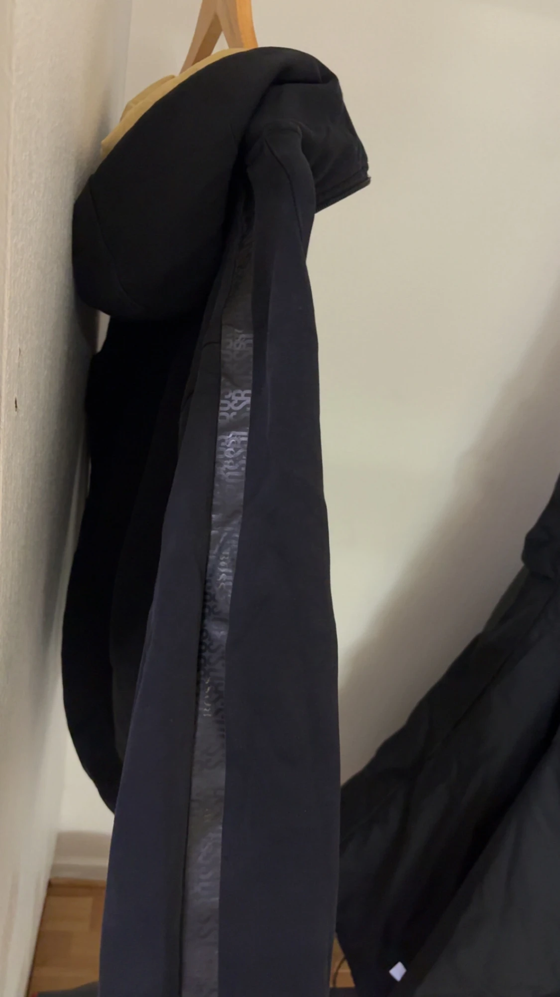 Svart kofta från Hugo Boss - 3