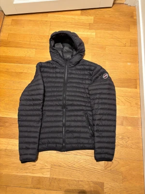 Colmar jacka Dun - Svart dunjacka från colmar. Jag säljer denna jacka för den har blivit förliten mig. Jackan passar perfekt nu in för vintern och även på vår och höst också, inntresserad? Tvecka inte på att höra av dig 🙌! Pris kan alltid diskuteras.