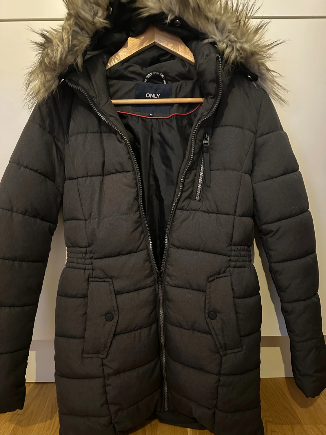 Mörkgrå pufferjacka med fuskpäls - 1