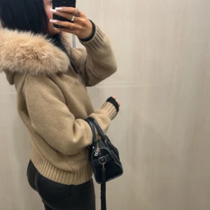 Alessa jacka  - Säljer denna kofta/jackan då den inte kommer till användning använd extremt fåtal gånger och är i extremt bra skick, hör av er vid frågor🥰