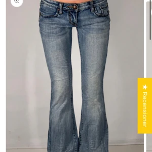 Blå bootcut jeans med broderade fickor - Säljer ett par ljusblå bootcut jeans med snygga slitningar som är lågmidjade🩷🩷🩷 midjemått: 36cm innerbenslängden:82cm