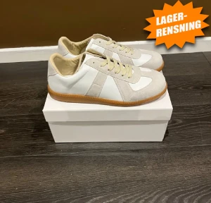 Maison margielas  - Säljer ett par maison margielas Gats, strl 44 vit. Passar med många outfits och är sköna. Skriv vid frågor! Även dustbag och låda medföljer!