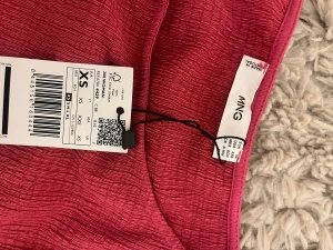 Röd långärmad topp från MNG XS - Säljer en snygg råsa långärmad topp från MNG i storlek XS. Toppen har en strukturerad yta och rak passform med rund hals. Perfekt för dig som gillar färg och vill ha en enkel men cool look. Materialet känns mjukt och lätt mot huden.