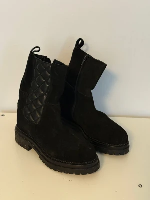 Svarta boots med quiltad detalj - Uppsala kantorsgatan 50. Not use
