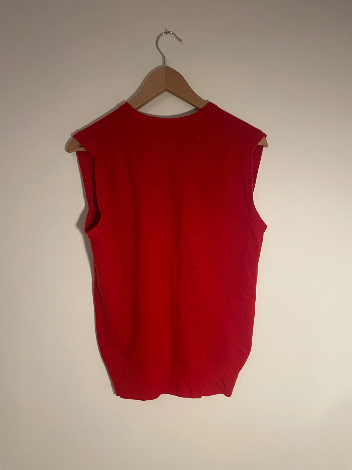 Röd stickad väst med v-ringning - 1