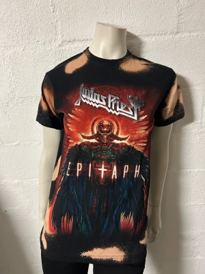 Judas Priest T-shirt S - Helt ny T-shirt med Judas Priest och häftiga meleringar. Storlek S.