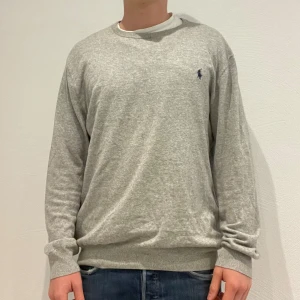 Grå tröja från Polo Ralph Lauren - Grå Ralph lauren tröja || Storlek M || Modellen på bilden är 170cm och väger 62kg || tveka inte på att höra av dig vid frågor eller funderingar 