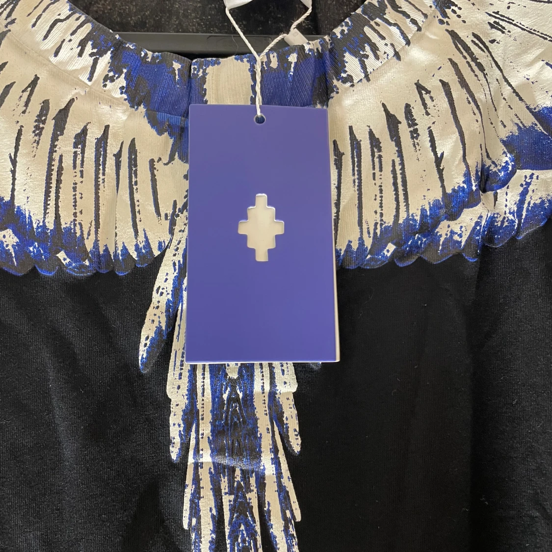 Svart t-shirt med blått och vitt fjädertryck - 2