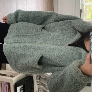 Snygg teddy jacka - Jätte gullig och varm Teddy jacka i jätte fin färg men kommer tyvärr inte till andvänding. Jätte mjuk och super fin skick. 