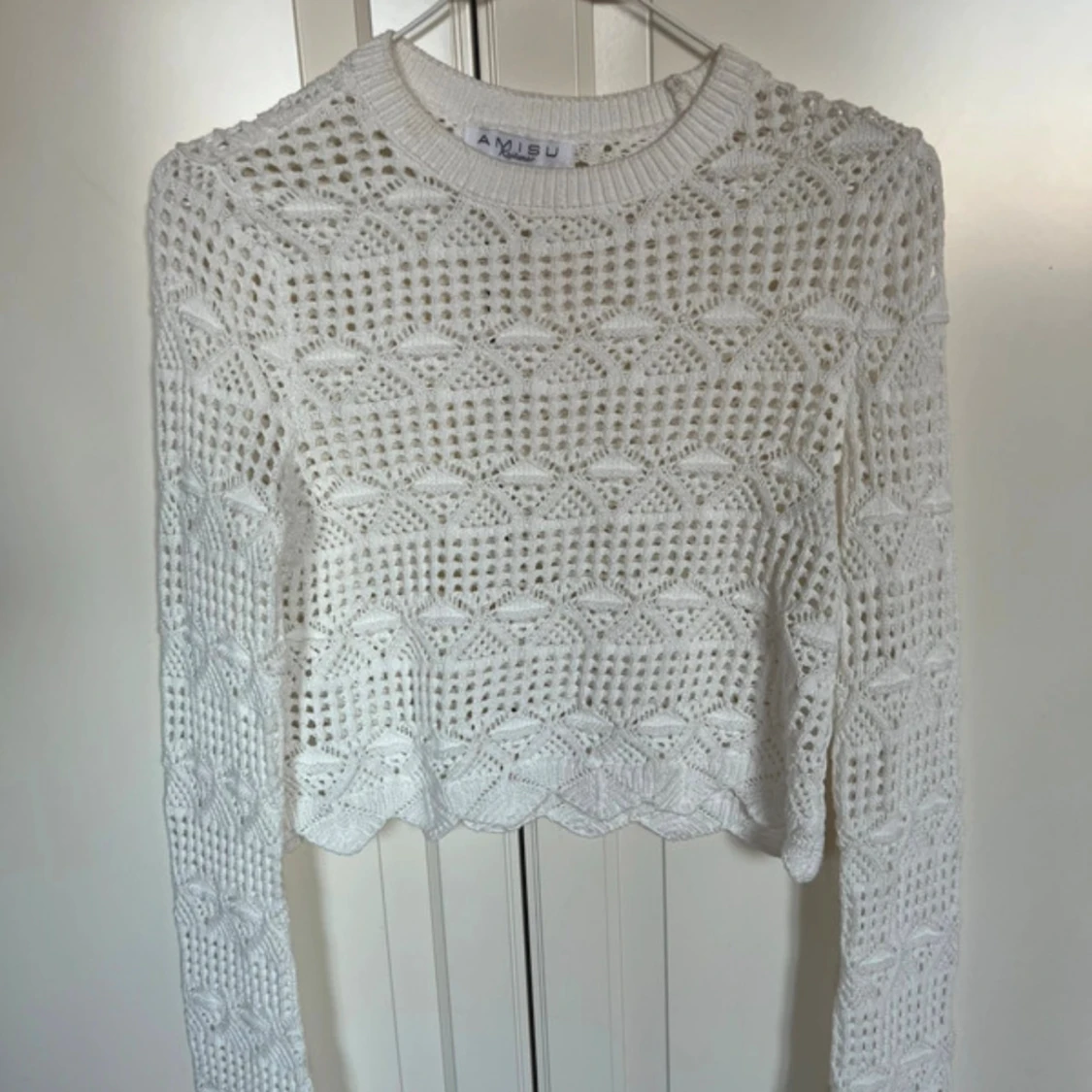 Vit stickad croppad tröja 