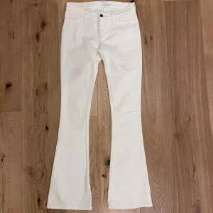 Vita bootcutjeans  - Vita jeans bootcut,mer lågmidjade än vad de ser ut på bilden. Långa i benen. Kan sänka priset. Säljer då de var för små för mig