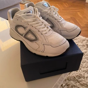 Vita skor från D - Snygga vita skor i storlek 44. Använda endast 1 gång under en fest så skorna är luktfria och luktar till och med nya. Finns märken på bakdelen av skon men dessa är så snygga att det är värda pengarna ändå 🤩. Reflektiv loga.