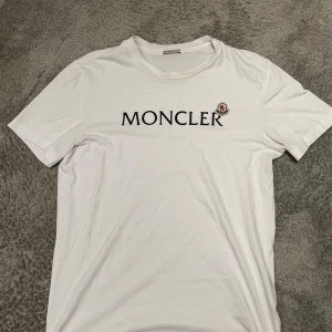 Moncler Tröja - Hej, säljer nu min moncler tröja i storlek M som jag fått i present. Köpt på NK Stockholm för 2699kr så givetvis äkta. Inge defekter eller skador ur huvudtaget. Skriv vid vidare funderingar. Original tags medföljer. Priset kan sänkas vid smidig affär!