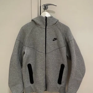 Nike tech - För liten storlek för mig. Bra skick 