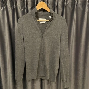 These glory days full zip  - These glory days - full zip - skick 9/10, väldigt bra skick! - storlek S, passar perfekt på någon runt 175cm! - 100% merinoull, otroligt skön och bekväm - nypris 1500kr - hör av er vid frågor! 