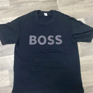 Boss T-shirt  - Dm för info 