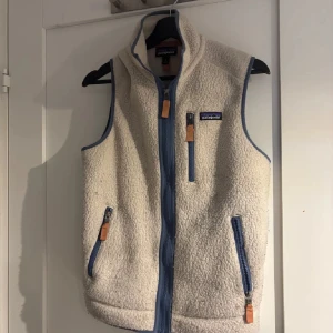 Patagonia väst - Säljer nu denna snygga patagonia väst, den är i nyskick och är använd sparsamt!