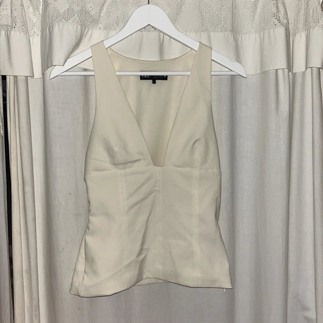 Vit v-ringad linnetopp från Zara - 1