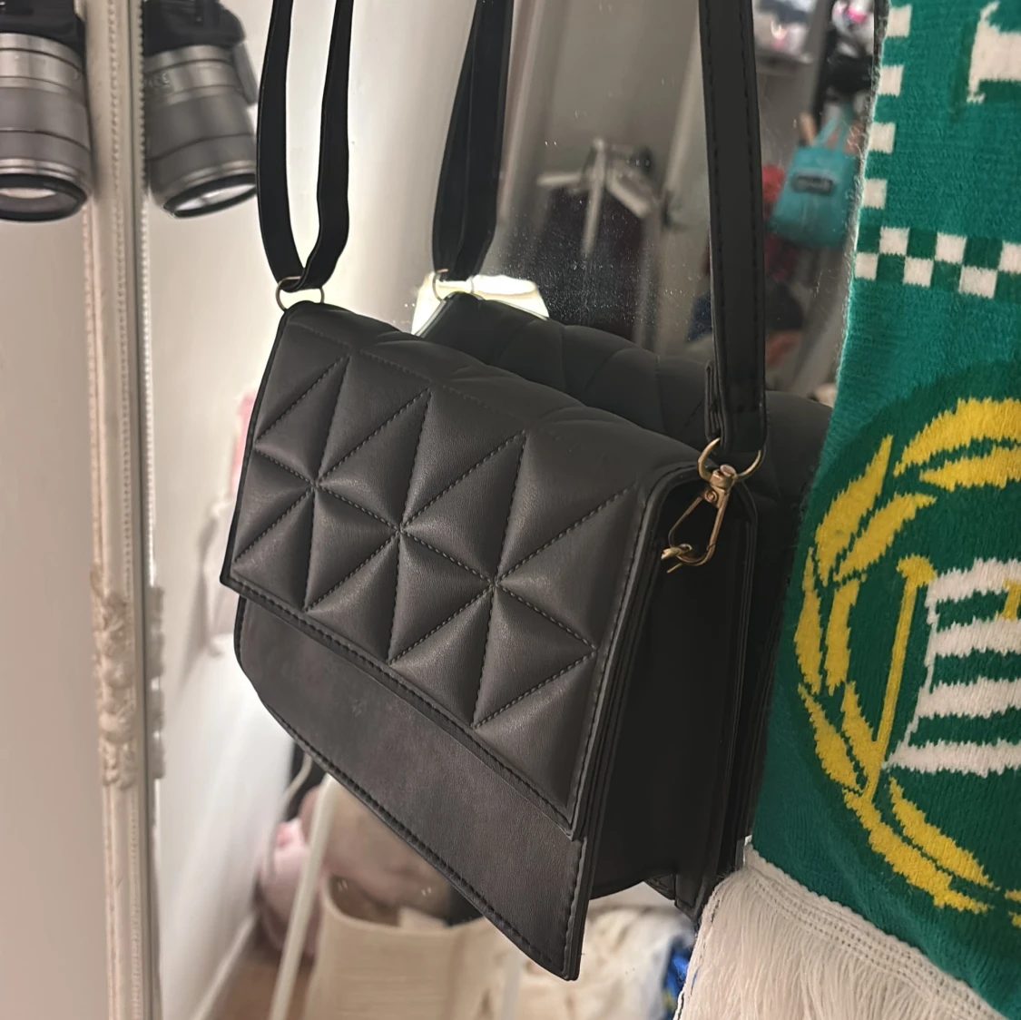 Svart quiltad axelväska med guldspänne - 1