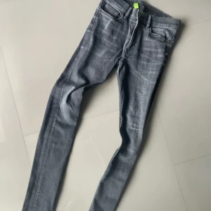 Diesel D-Amny skinny jeans grå - Snygga grå skinny jeans från Diesel, modell D-Amny. Jeansen har klassisk femficksdesign, smal passform och stretchigt denimtyg som sitter tajt. Perfekt för dig som gillar en modern och slimmad look.