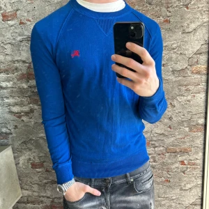 Stickad Burberry Tröja - Mycket fint skick, inga defekter. Storlek 48/S passar dig som är mellan 175-185cm ungefär. Nypris ca 4000kr. Modellen är 185 cm, 79 kg. Skriv för mer information!🤝