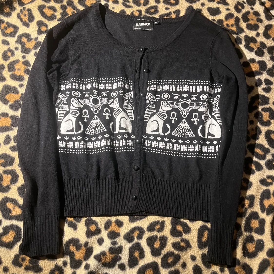 Svart kofta med egyptiskt mönster Banned