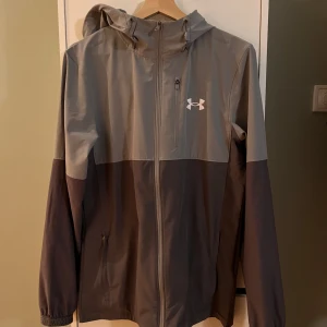 Under armour jacka i ny skick - Säljer nu min under armour vind jacka som är i ett mycket bra skick använd fåtalet gånger!