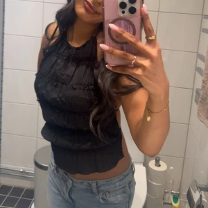 Svart topp - Supersöt svart topp med bar rygg🩷