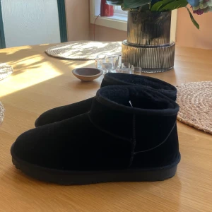 Svarta ”uggs” från Nelly. Använda en gång  -  svarta uggs. Använda en gång så i väldigt bra skick! Märket Nelly i strlk 40
