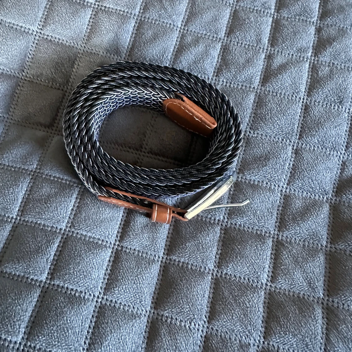 Svartvitt flätat bälte med skinn - 1