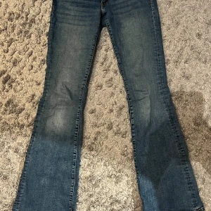 Blå bootcut jeans low waist - Snygga blå jeans med bootcut och low waist. Fickorna sitter längre ner på rumpan än vanligt. Säljer pga börjar bli för små när man knäpper vid midjan😊❤️